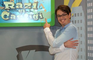 Un câine lup care joacă fotbal american, azi la “Râzi şi câştigi”