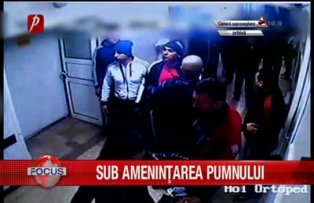 Sub amenintarea pumnului