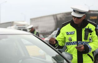 Sanctiuni pentru lipsa bunului simt. Cum a reactionat un sofer din Constanta cand a primit amenda pentru ca a aruncat tigara pe sosea
