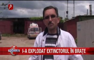I-a explodat extinctorul în braţe