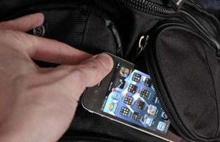 A ramas fara telefon mobil, iar acum hotul ii trimite poze. Pagubita le-a facut publice si spera ca cineva sa-l recunoasca
