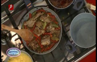 VIDEO / Cove si mama lui Morosanu au ras cu lacrimi. Ce-a patit luptatorul cand gatea tocanita