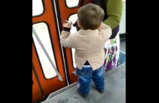 VIDEO revoltator. Un copil de trei ani fumeaza in tramvai alaturi de mama sa, in Cluj