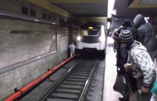 Sinucidere la metrou. Un tanar s-a aruncat in fata trenului