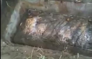 VIDEO / Un barbat a fost dezgropat dupa 15 ani, iar rudele s-au ingrozit. Ce au gasit in sicriu