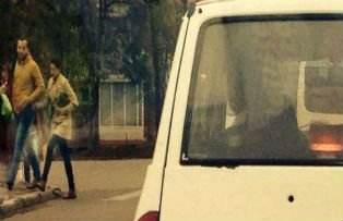 Ce a scris acest sofer pe masina i-a facut pe toti sa rada. Acum e vedeta in trafic