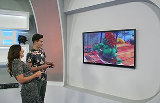 Laura Belecciu testează jocuri pe consolă, la Playtech