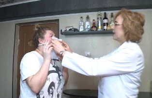 Proprietara casei murdare, impresionata de experimentul specialistilor "Curat, murdar?". De ce sa pui bicarbonat de sodiu in scrumiera / VIDEO
