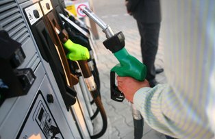 Pretul benzinei a crescut cu 12%. Cat vei plati pe litru de acum inainte
