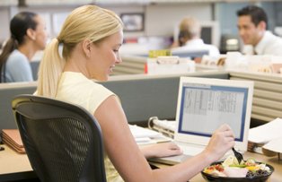 Salariatii vor avea o ora pauza de masa. Propunerea poate deveni obligatorie