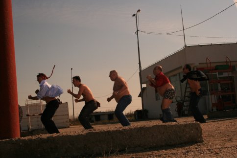 “Trasnitii din NATO” fac show la benzinarie!