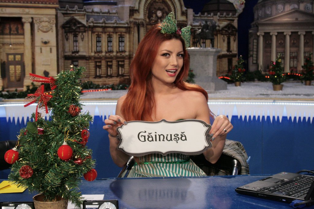 La “Cronica Cârcotaşilor” Elena Gheorghe cântă piesa “De Crăciun”