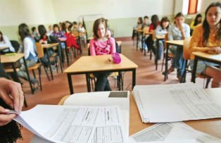 A vrut sa moara din cauza notelor mici. O eleva de 14 ani s-a aruncat de la geamul scolii, inainte de o sedinta cu parintii