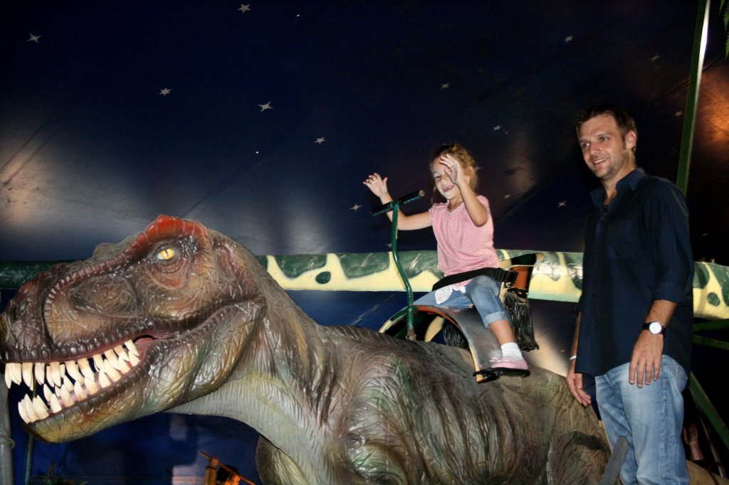 Florian Ghimpu şi-a dus fetiţa la o expoziţie de dinozauri