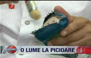 O lume la picioare