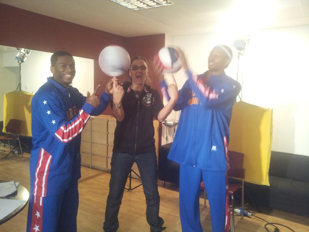 Baschetbaliştii de la Harlem Globertrotters l-au învăţat pe Hrubaru să facă jonglerii cu mingea