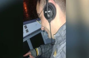 Alerta pe aeroportul din Cluj! Un barbat a spart un geam, a intrat in cabina pilotilor si si-a facut selfie