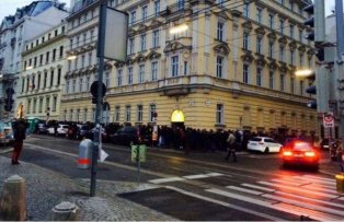 Diaspora a început revoluţia votului. Mii de români stau la coadă la secţiile din Munchen, Paris şi Torino