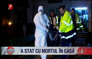 A stat cu mortul in casa