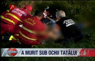 A murit sub ochii tatalui