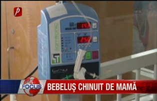 Bebeluş chinuit de mamă