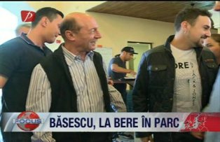 Băsescu, la bere în parc
