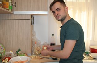 Azi, la Cireaşa de pe tort, Cătălin Josan găteşte mult... şi bine!