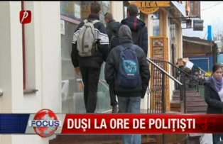 Dusi la ore de politisti