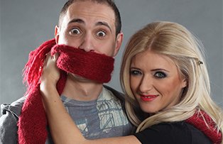 Eternul feminin ne face sa lacrimam de ras, la Cronica Netului