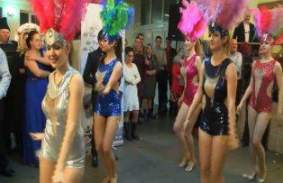 Surpriza pentru barbatii de la nunta prezentata de Denis. Dansatoarele exotice au atras privirile domnilor