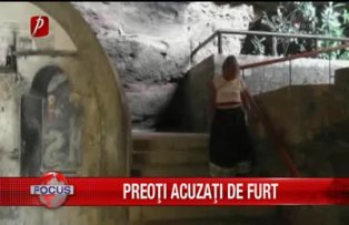 Preoti acuzati de furt