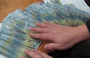 O femeie a gasit un teanc de bani pe strada. Reactia incredibila a pagubitului, dupa ce i-a fost restituita suma pierduta