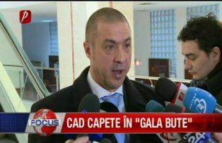 Cad capete in gala Bute