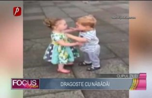 Clipul zilei: dragoste cu năbădăi