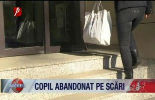 Copil abandonat pe scari