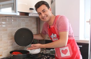 De la 17:00, la Cireaşa de pe tort, Valentin Sanfira pregăteşte un meniu grecesc