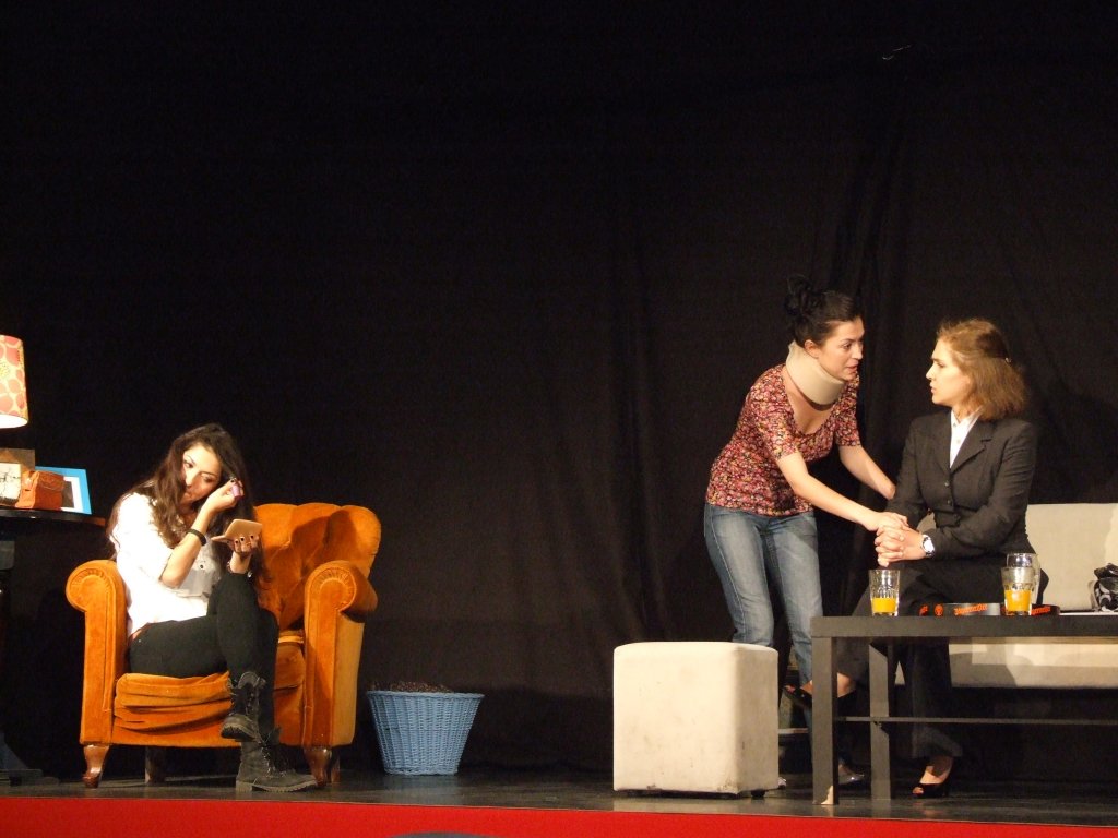 Carcotasa Gabriela Marin este Sherry in spectacolul “Independence”