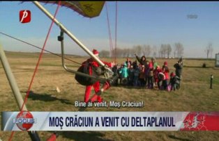 Mos Craciun a venit cu deltaplanul