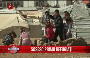 Sosesc primii refugiati