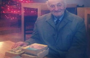 Poveste emotionanta. Cine este Nea Vasile, batranul care vinde carti in Centrul Vechi ca sa-si ajute sotia bolnava