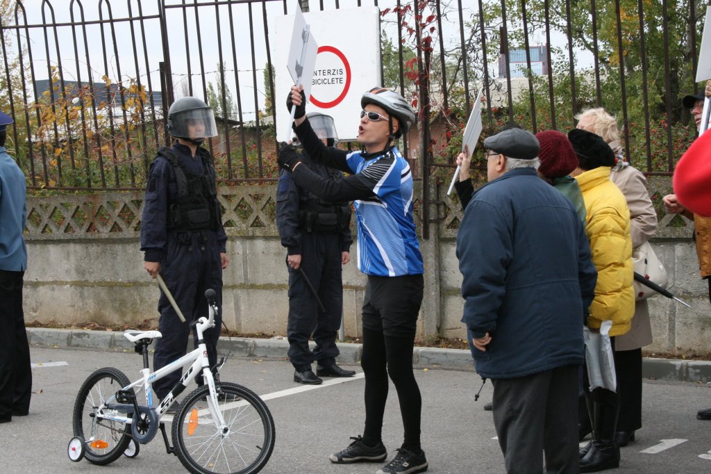 Radu Banciu la miting, Antonia şi Alex Velea la cumpărături