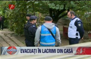 Evacuati in lacrimi din casa