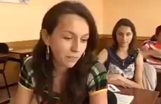 VIDEO / Interviul care starneste hohote de ras. Ce a raspuns tanara din imagini la intrebarea: "Mulgi oile?"