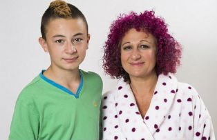 O mama se plimba goala zi de zi prin fata fiului ei. Cum isi justifica obiceiul