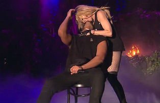 VIDEO / Madonna a provocat un moment jenant pe scena. Ce a facut rapperul Drake dupa ce ea l-a sarutat pe neasteptate