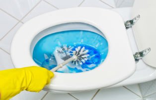 VIDEO / Cum sa cureti corect si rapid vasul de toaleta