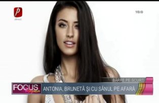 Antonia, brunetă şi cu sânul pe afară