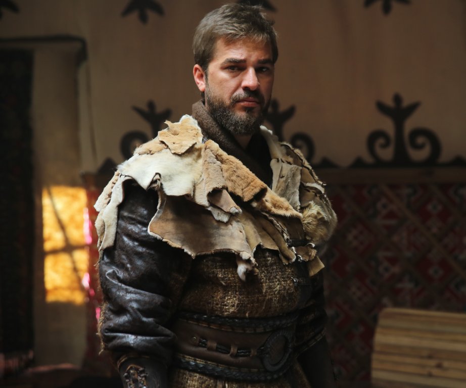 Actorul Engin Altan Duzyatan, interpretul lui Ertugrul în “Putere şi Glorie”, a căzut de pe cal la filmări