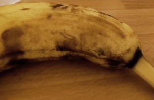 VIDEO / A vrut sa manance o banana, dar a avut un mare soc. Ce a gasit in interiorul fructului l-a scarbit total