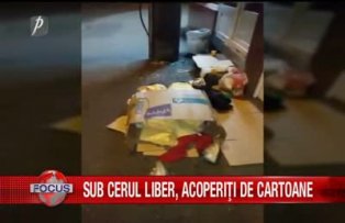 Sub cerul liber, acoperiti de cartoane